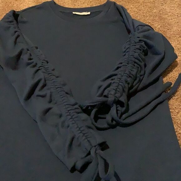 Lush dress with adjustable sleeves. - Picture 9 of 11